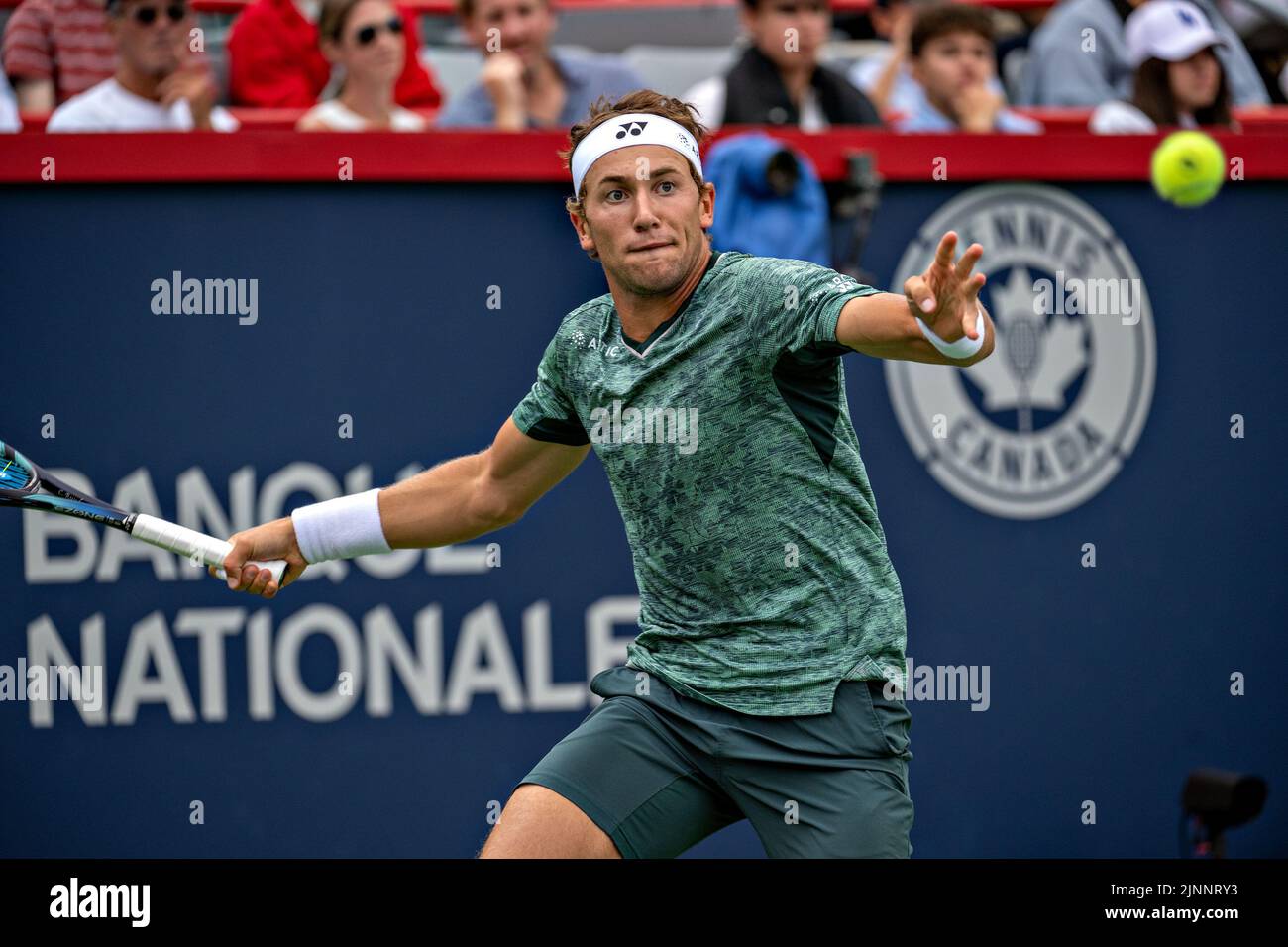 Montreal, Kanada. 12. August 2022. Casper Ruud tritt am 12. August 2022 beim Tennisturnier der National Bank Open 2022 im IGA Stadium in Montreal, Kanada, beim Viertelfinalspiel der Männer zwischen Casper Ruud aus Norwegen und Felix Auger-Aliassime aus Kanada an. Quelle: Andrew Soong/Xinhua/Alamy Live News Stockfoto
