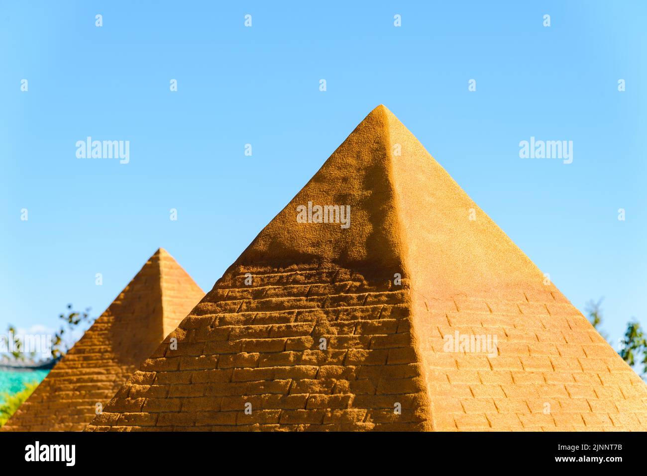 Klaipeda babilono Park.Ägyptische Pyramide am Sommertag. Stockfoto