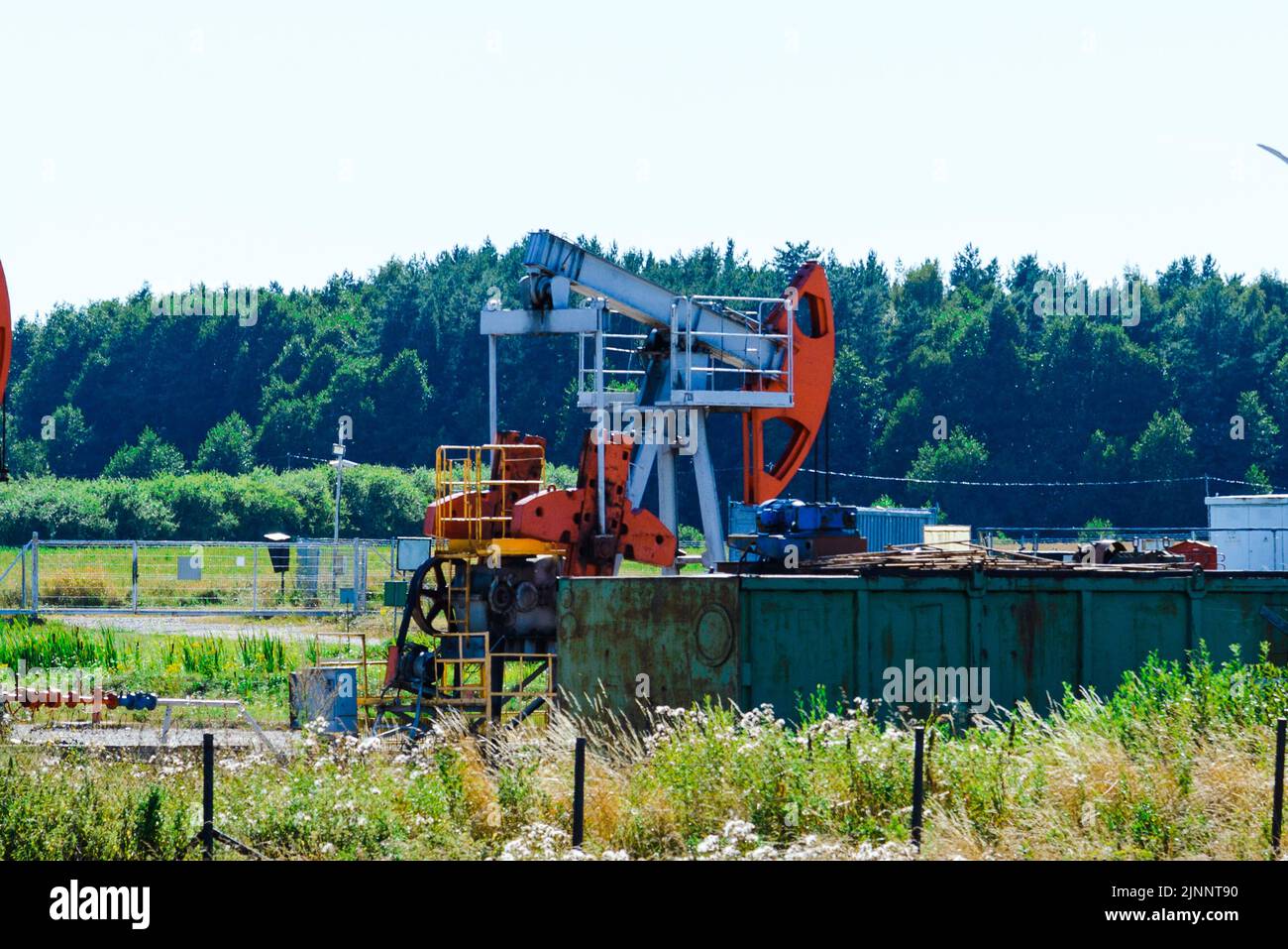 Ölpumpen bei der Arbeit.Landschaft Sommer hellen Tag. Stockfoto