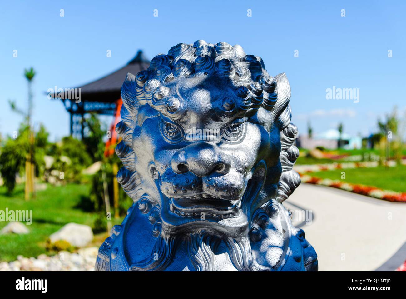 Chinesischer Löwe, Drachenstatue Architektur Wächter in Chaya culture.Summer hellen Tag. Stockfoto