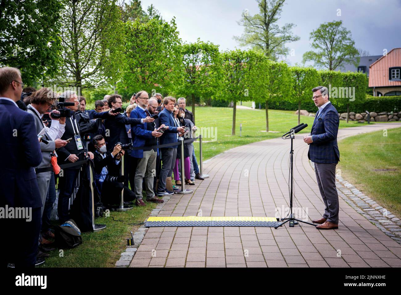 Berlin, Deutschland. 13.. Mai 2022. Dmytro Kuleba, Außenminister der Ukraine, nahm am 13. Mai 2022 beim Außenministertreffen G7 in Weissenhaus an einer Türe Teil. Kredit: dpa/Alamy Live Nachrichten Stockfoto