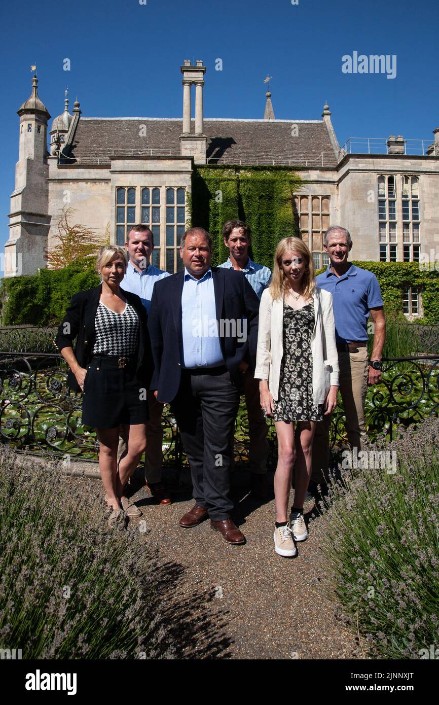 VEREINIGTES KÖNIGREICH. 12. August 2022. 12.. August 2022. Ein Bild von (Back Row L-R) Martyn Johnson - Event Director, Richard Jones - Rider, Derek di Grazia - Cross Country Course Designer, (Front Row L-R) Emma Hyslop-Webb - Rider, David Pennell - Burghley House Preservation Trust CEO & Alice Casburn - Rider, Während des Media Preview Day im Vorfeld der 2022 Land Rover Burghley Horse Trials, die im September im Burghley House in Stamford, Lincolnshire, England, Großbritannien, abgehalten wurden. Quelle: Jonathan Clarke/Alamy Live News Stockfoto