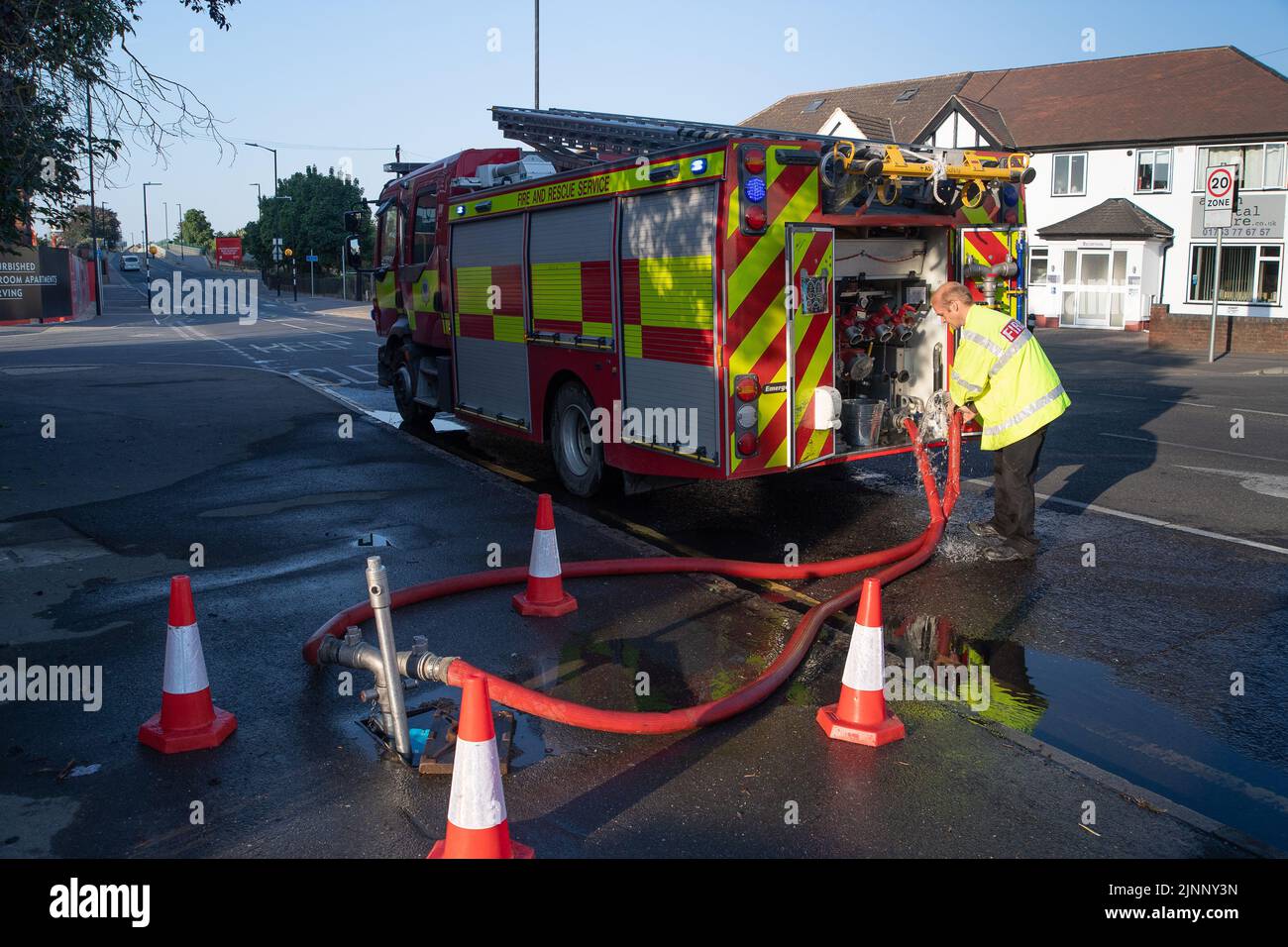 Slough, berkshire, Großbritannien. 13.. August 2022. Ein Löschmotor bezieht Wasser aus einem Hydranten. Royal Berkshire Fire and Rescue Service lösten heute Morgen ein Feuer in der Simpson Recycling-Anlage in Simpsons Way, Slough, hinter dem Ramgarhia Sikh Tempel. Den Anwohnern wurde geraten, drinnen zu bleiben und ihre Fenster geschlossen zu halten. Ein Zetros Feuerwehrwagen, der 8.000 Liter Wasser fasst, war ebenfalls vor Ort, um das Feuer zu dämpfen. Quelle: Maureen McLean/Alamy Live News Stockfoto