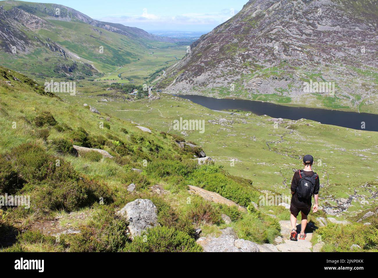 Abstieg von Llyn Bochlwyd in Richtung Llyn Ogwen mit dem Nant Francon Valley in the Distance Stockfoto