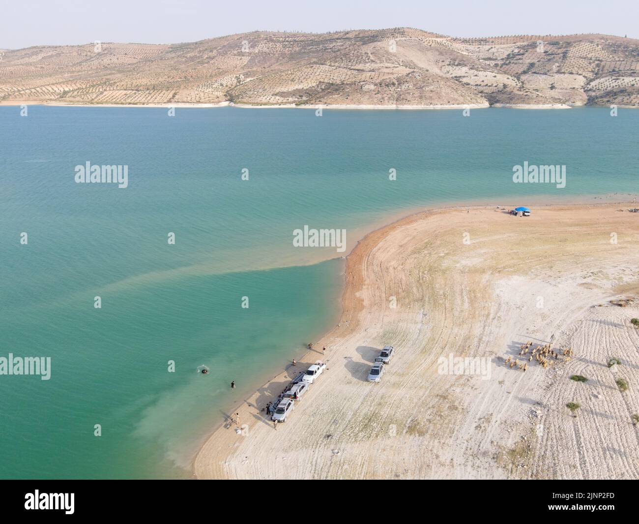 Maidanki, Syrien, 8-5-2022, Hitzewellen und der Klimawandel führten zu einem spürbaren Rückgang des Wasserpegels im Maidanki-See im Nordwesten Syriens. Stockfoto