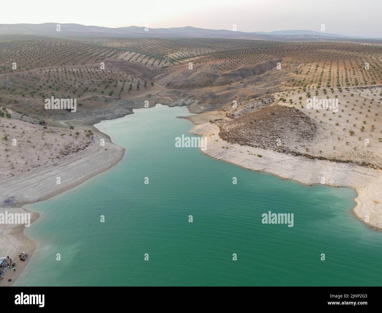 Maidanki, Syrien, 8-5-2022, Hitzewellen und der Klimawandel führten zu einem spürbaren Rückgang des Wasserpegels im Maidanki-See im Nordwesten Syriens. Stockfoto