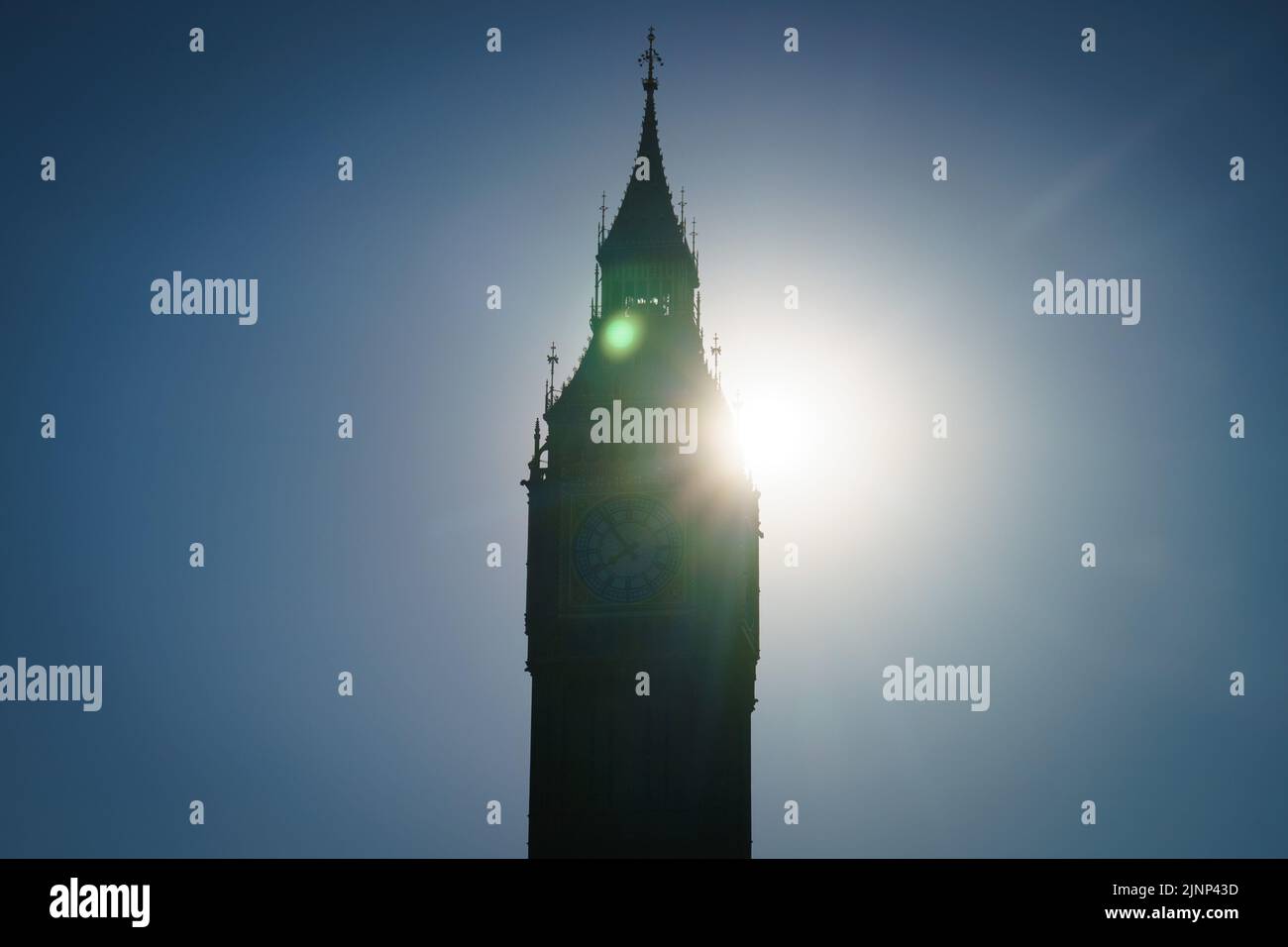 Die Sonne hinter Big Ben, am Houses of Parliament in Westminster, London, als nach dem trockensten Sommer seit 50 Jahren für Teile Englands eine Dürre ausgerufen wurde. Bilddatum: Samstag, 13. August 2022. Stockfoto