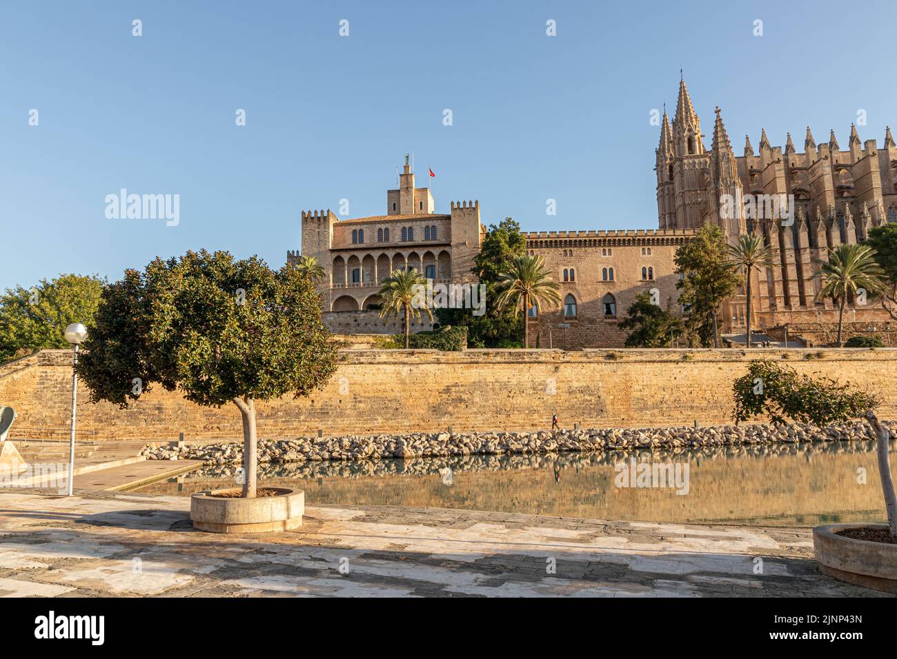 Palma de Mallorca, Spanien. Der Palau Reial de l'Almudaina (Königlicher Palast von La Almudaina), ein alcazar und einer der offiziellen Residenzen der Spanier Stockfoto