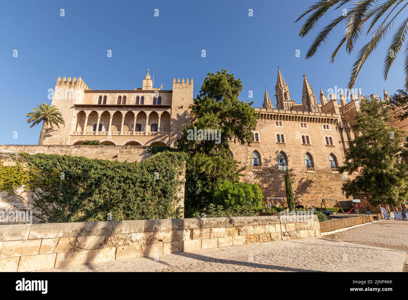 Palma de Mallorca, Spanien. Der Palau Reial de l'Almudaina (Königlicher Palast von La Almudaina), ein alcazar und einer der offiziellen Residenzen der Spanier Stockfoto