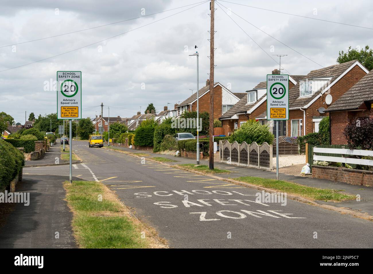 Sicherheitszone der Schule mit Geschwindigkeitsbegrenzungszeichen und obligatorischer No-Stop-Zone, Laburnum Drive, Cherry Willingham, Lincolnshire 2022 Stockfoto