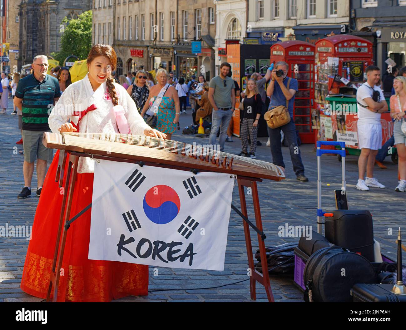 Edinburgh, Schottland, 11. August 2022 Festival Fringe eine koreanische Musikerin in traditioneller Kleidung, die ihr Streichinstrument spielt Stockfoto