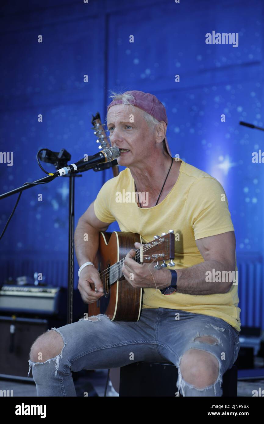 Six-Sänger Stefan Krähe live open air im Stadthallengarten. Görlitz, 12.08.2022 Stockfoto