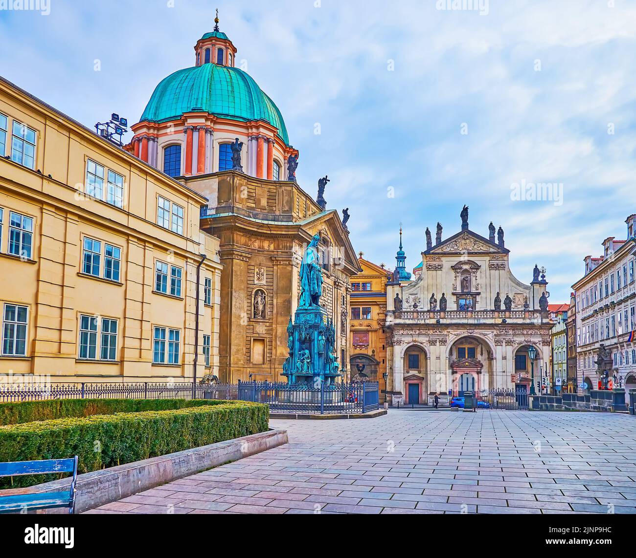 Das Denkmal von Karl IV., die grüne Bronzekuppel der St. Francis of Assisi Kirche und die skulpturale Fassade der St. Salvator Kirche, Kreuzfahrerplatz, Prag, Tschechien Stockfoto