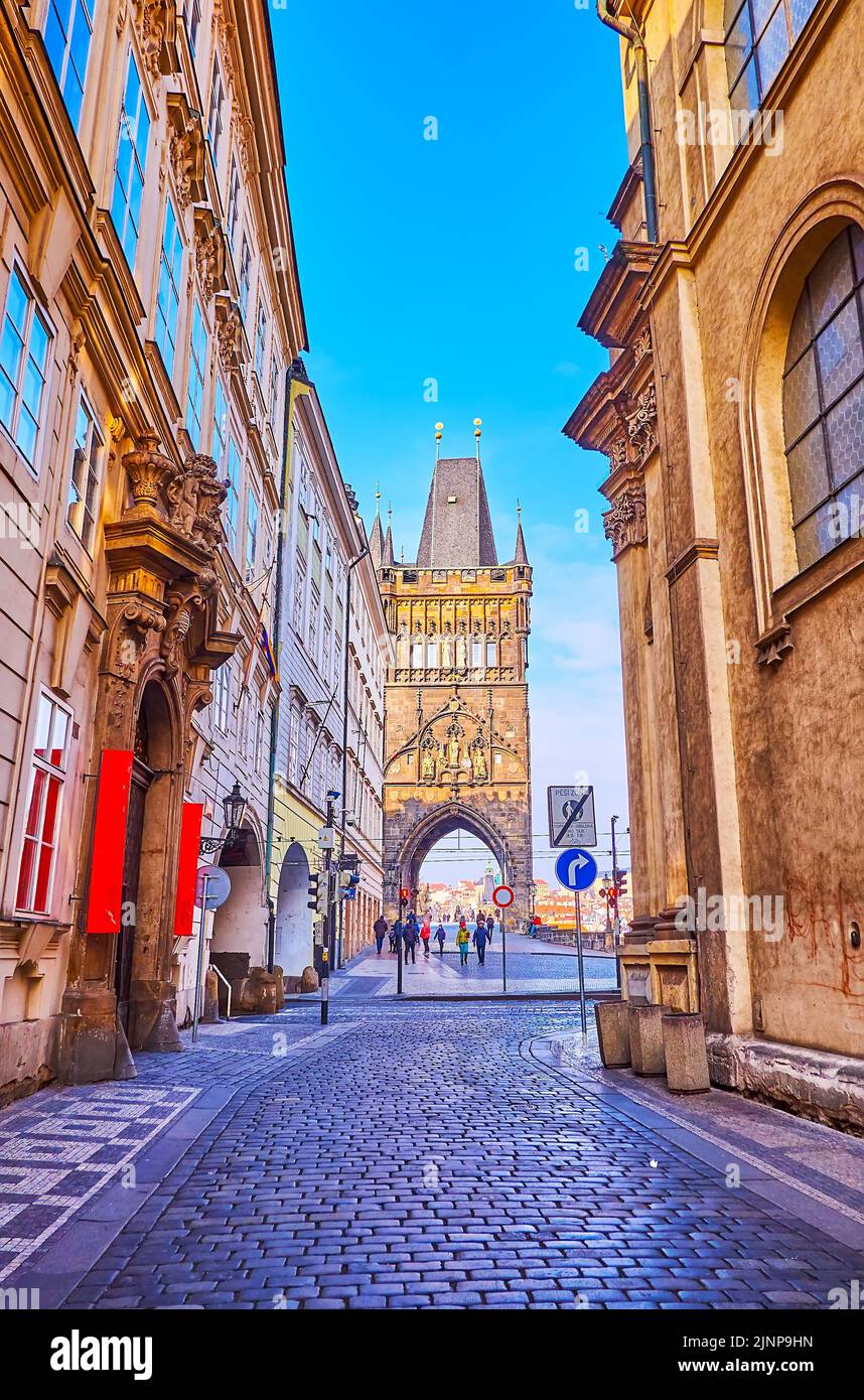 Die mittelalterliche gotische Altstadtbrücke Turm der Karlsbrücke von der engen Karlova Straße, Prag, Tschechische Republik Stockfoto