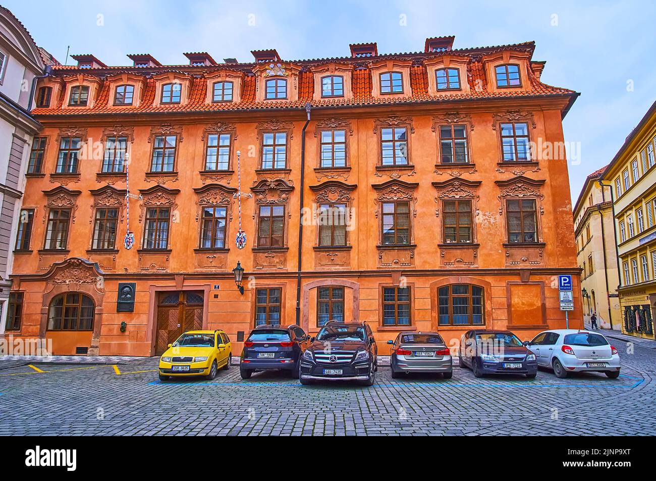 PRAG, TSCHECHISCHE REPUBLIK - 6. MÄRZ 2022: Die Fassade des barocken ockerfarbenen Gebäudes des Beethovenpalastes (Haus am Weißen und Goldenen Einhorn), Lazenska Stockfoto