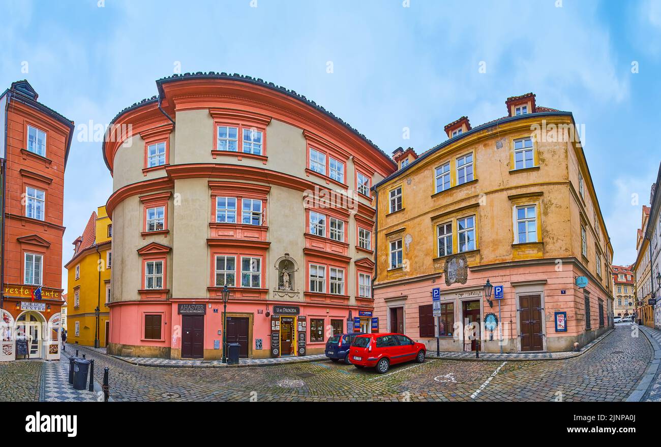 PRAG, TSCHECHISCHE REPUBLIK - 6. MÄRZ 2022: Panorama der Prokopska Straße auf der Kleinseite mit historischen Häusern mit Geschäften, Restaurant und St. Procopius Stockfoto