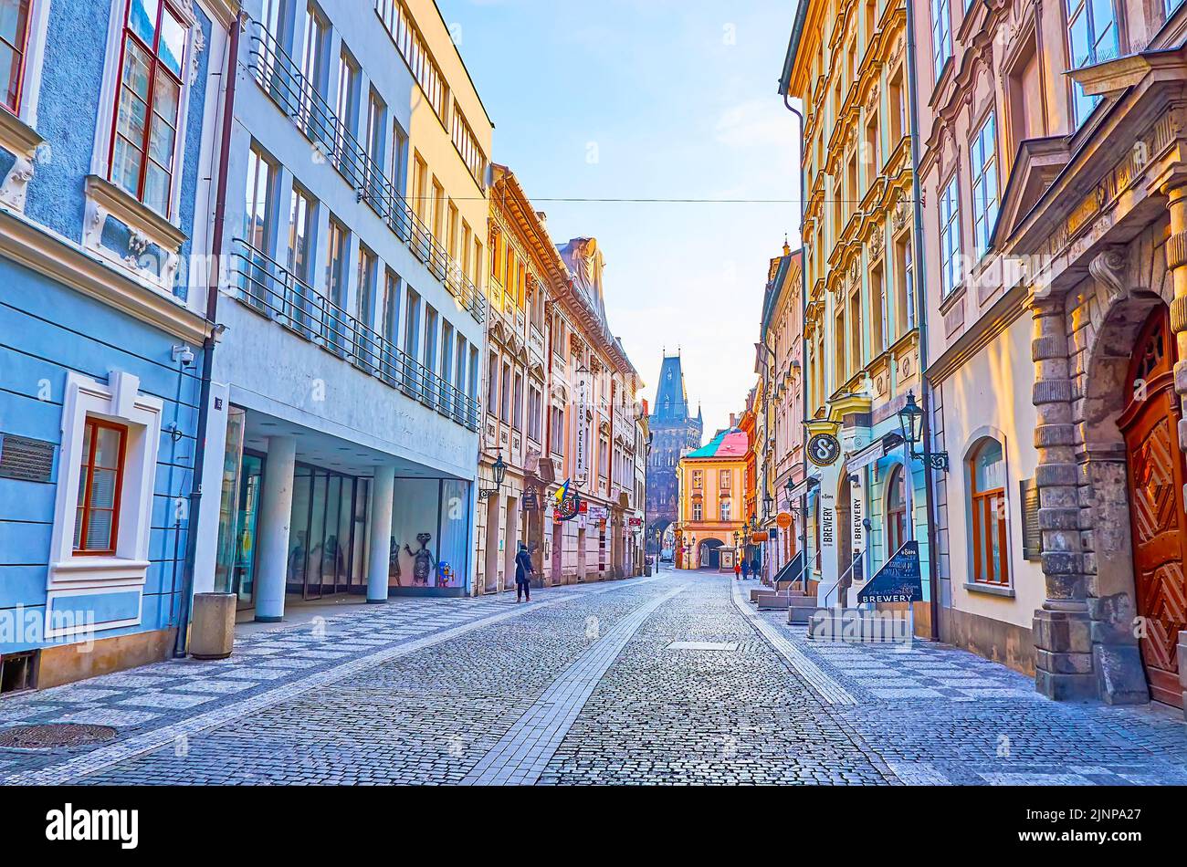 PRAG, TSCHECHISCHE REPUBLIK - 6. MÄRZ 2022: Celetna Street Gehäuse, dekoriert mit Stuckgirlanden, Skulpturen, Säulen und Pulverturm in Packground, auf Stockfoto