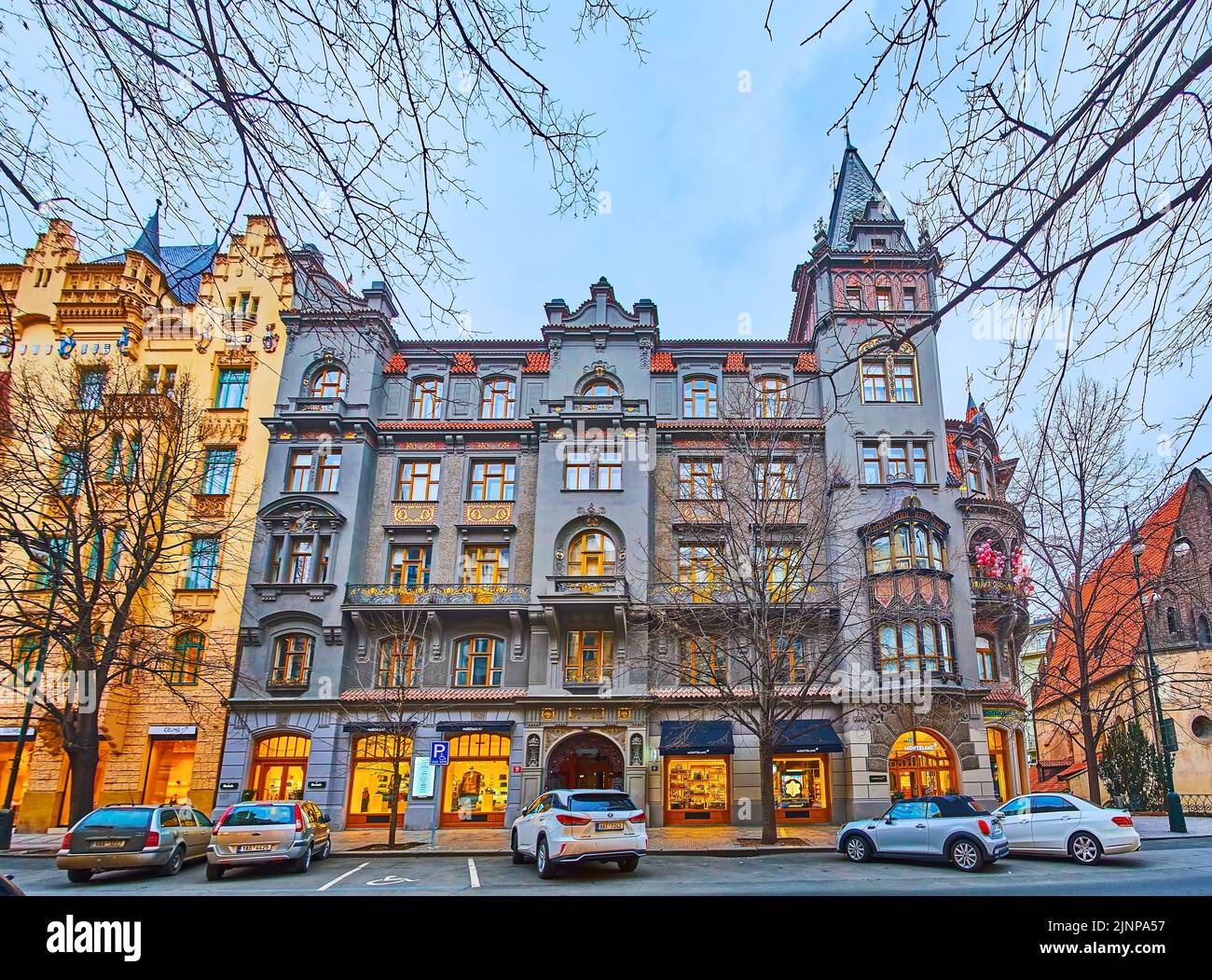 PRAG, TSCHECHISCHE REPUBLIK - 6. MÄRZ 2022: Parizska-Straße mit einer Fassade eines herausragenden historischen Hauses in der Alten Synagoge, am 6. März in Prag Stockfoto