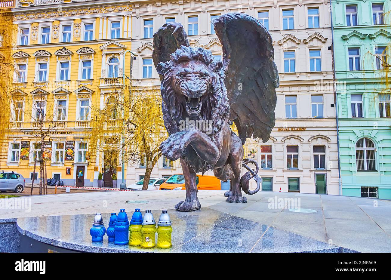 PRAG, TSCHECHISCHE REPUBLIK - 6. MÄRZ 2022: Das Geflügelte Löwendenkmal ist eines der Wahrzeichen des Klarov Parks in Mala Strana, am 6. März in Prag Stockfoto