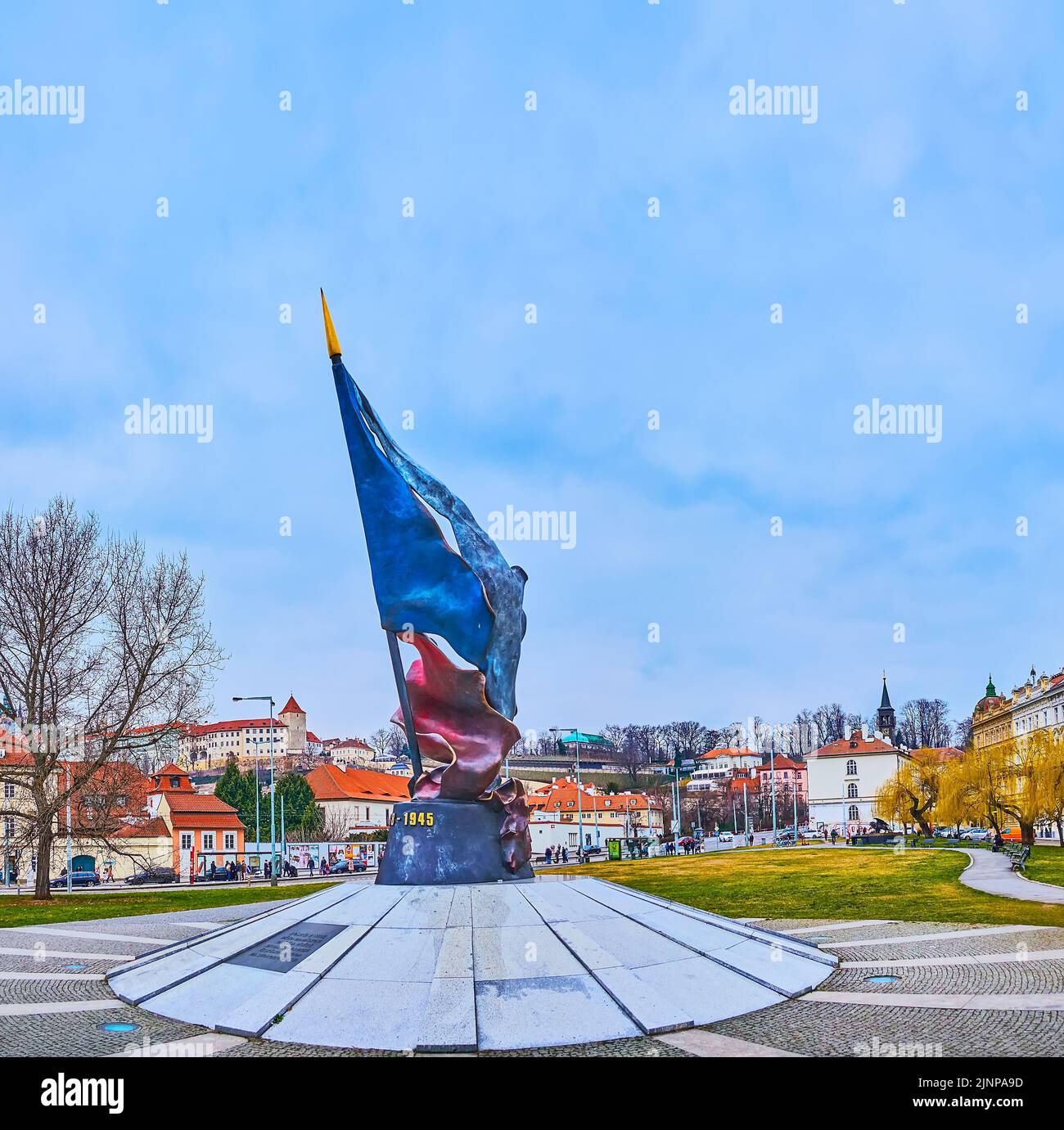 PRAG, TSCHECHISCHE REPUBLIK - 6. MÄRZ 2022: Denkmal der Widerstandsflagge, gewidmet den Opfern und Gewinnern des Zweiten Weltkriegs im Park Na Klarove, am 6. März in Pragu Stockfoto