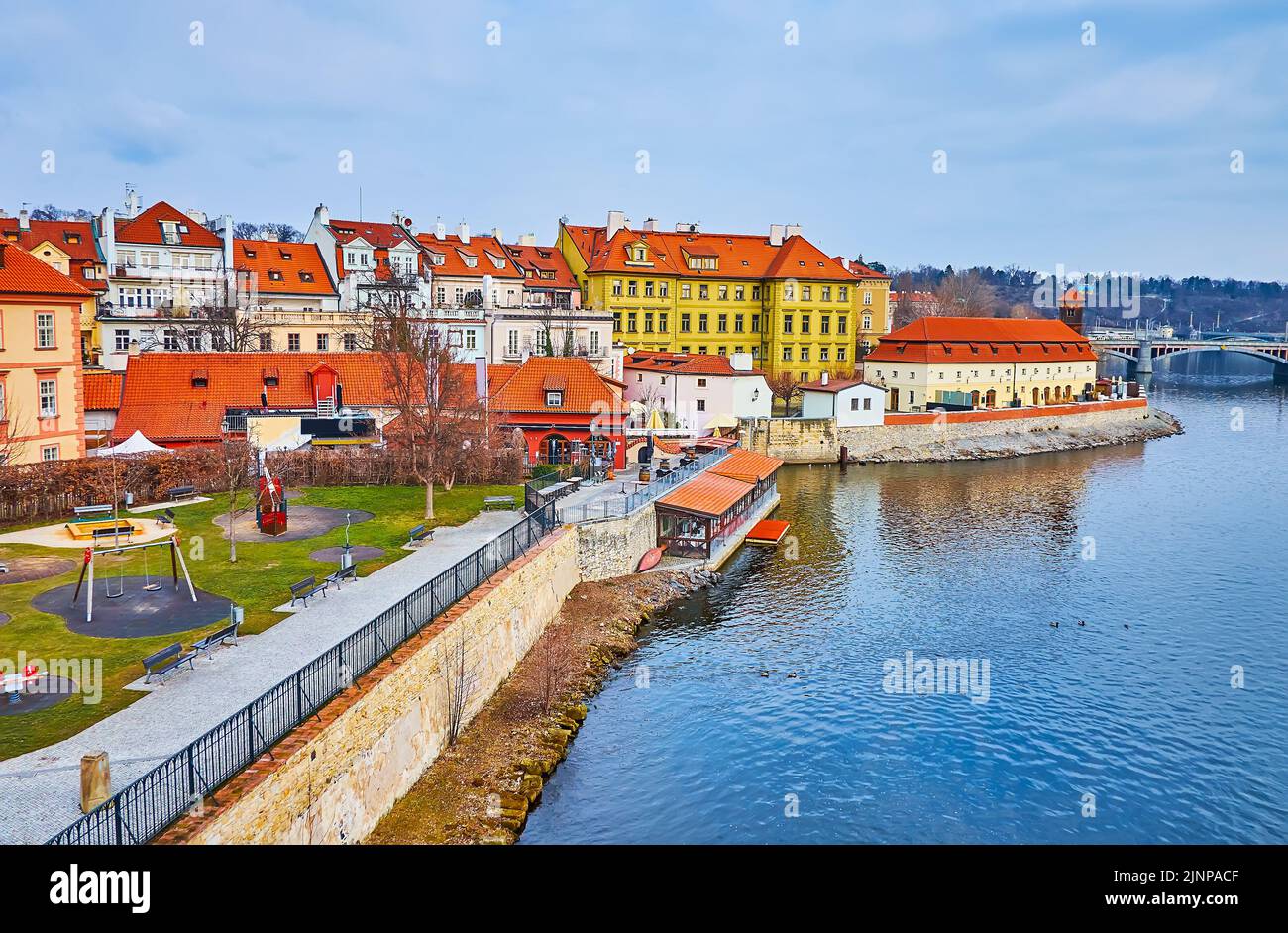 Der kleine Spielplatz, umgeben von historischen Häusern der Kleinseite am Ufer der Moldau, Prag, Tschechische Republik Stockfoto