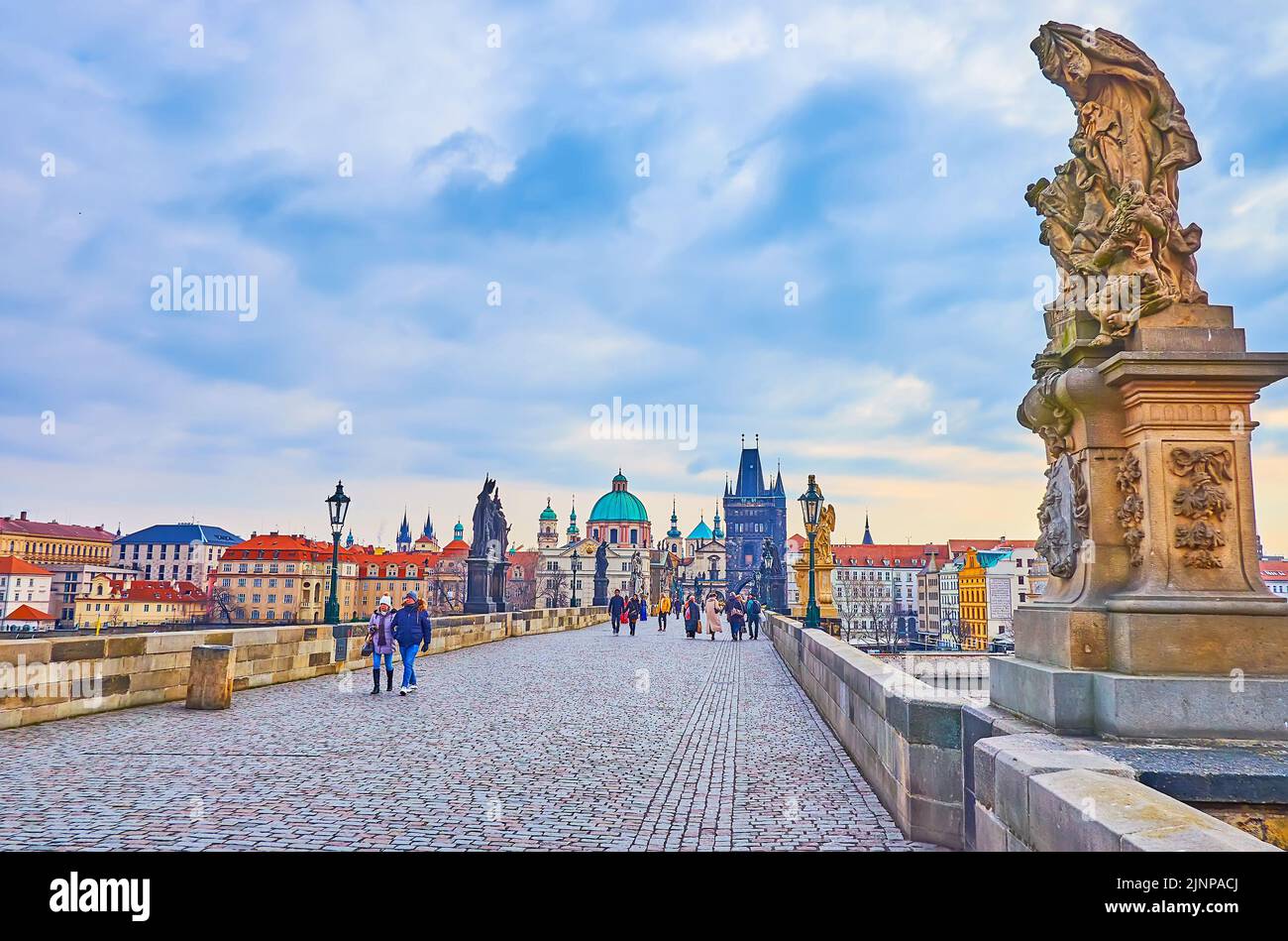PRAG, TSCHECHISCHE REPUBLIK - 6. MÄRZ 2022: Die Karlsbrücke ist eines der berühmtesten Wahrzeichen der Stadt mit vielen erhaltenen Statuen und Brückentürmen, ON Stockfoto