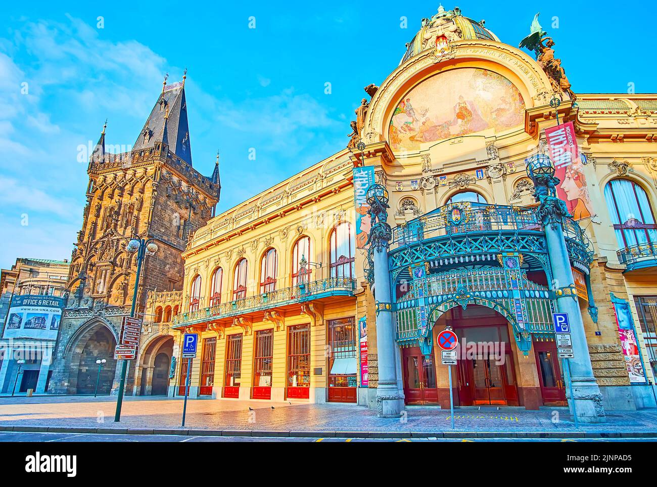 Historische Wahrzeichen von Platz der Republik - Gotischer Pulverturm und Smetana-Halle, geschmückt mit Skulpturen, Säulen und Mosaiken, Prag, Tschechische Republik Stockfoto