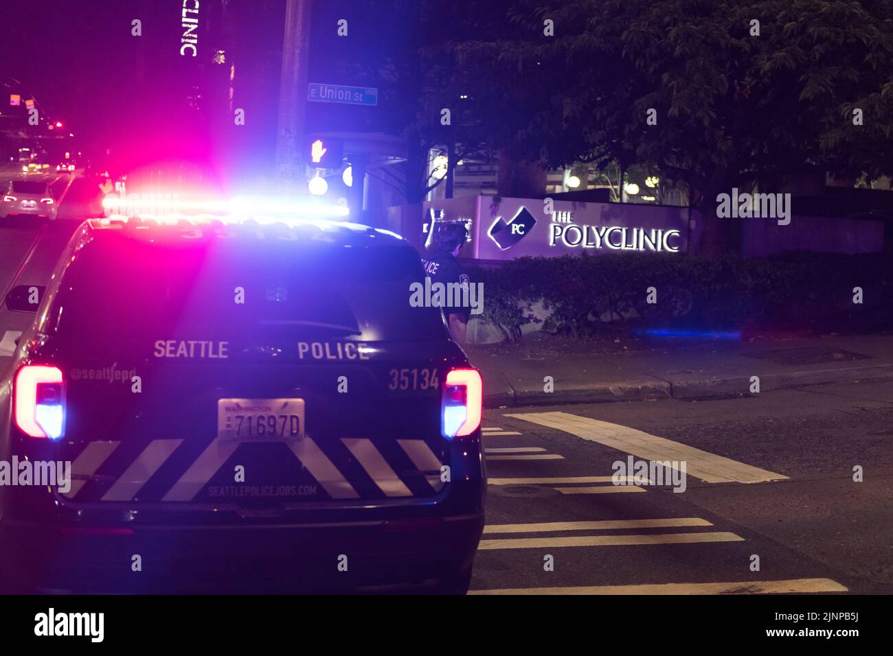 Seattle, USA. 12. August 2022. Kurz vor 1:00am stoppte ein Fahrzeug auf der Broadway Ave, Seattle, im vergangenen Jahr, nachdem die Stadt nach der Schließung von Covid-19 eröffnet wurde, hat sich die Kriminalität erheblich erhöht. James Anderson/Alamy Live News Stockfoto