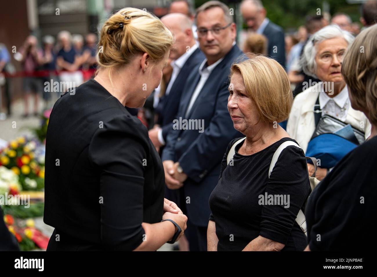 Berlin, Deutschland. 13. August 2022. Franziska Giffey (SPD), Regierende Bürgermeisterin von Berlin, spricht bei der Gedenkfeier für die Opfer von Mauer und Division an Karin Gueffroy, Mutter des letzten Todesfallenden an der Mauer, Chris Gueffroy. Die DDR hatte am 13. August 1961 mit dem Bau der Mauer um den westlichen Teil Berlins begonnen. Quelle: Fabian Sommer/dpa/Alamy Live News Stockfoto