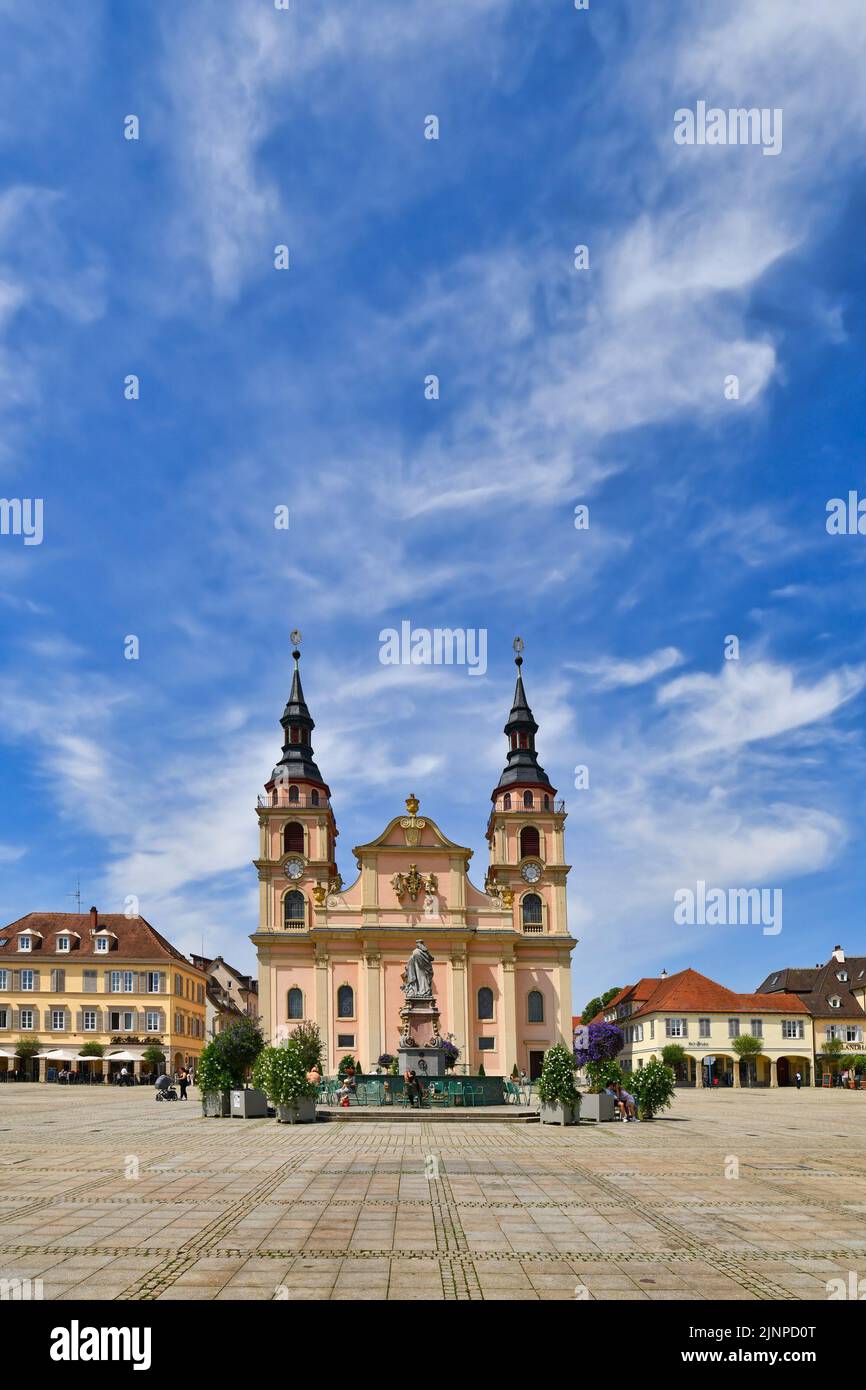 Ludwigsburg, Deutschland - August 2022: Marktplatz mit der evangelischen Stadtkirche Ludwigsburg im Stadtzentrum Stockfoto