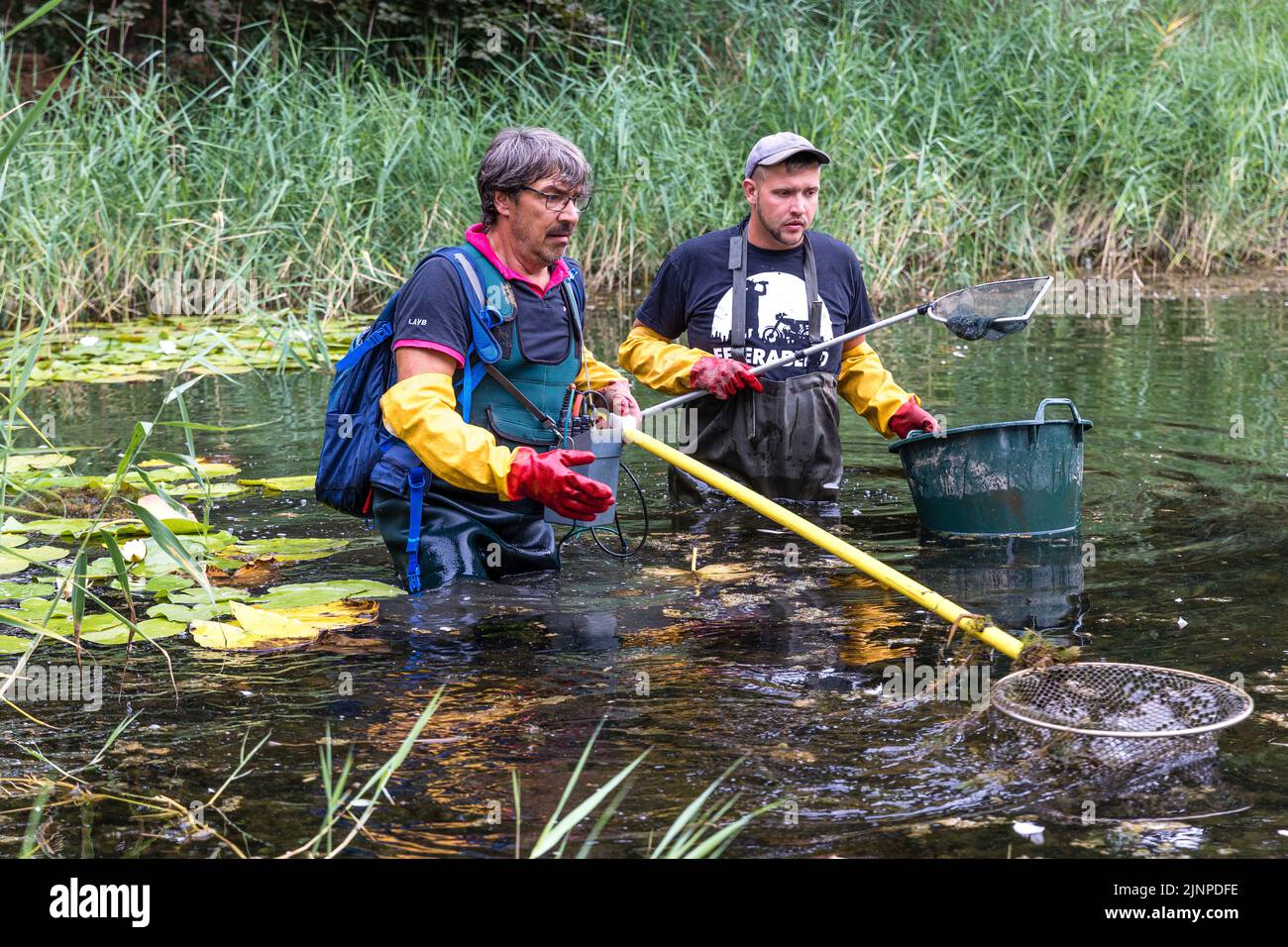 Senftenberg, Deutschland. 13. August 2022. Der Angler Ralf Stephan (l
