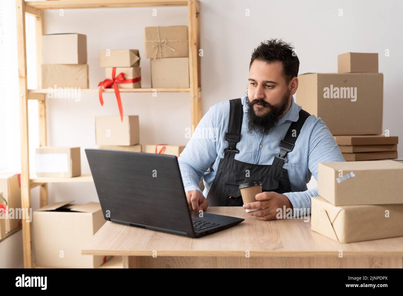 Start-up von Kleinunternehmen, indischer KMU-Unternehmer oder freiberuflicher Mitarbeiter, der von zu Hause aus arbeitet, Online-Verkaufskonzept, E-Commerce, Lieferung. Online-Marketing Stockfoto