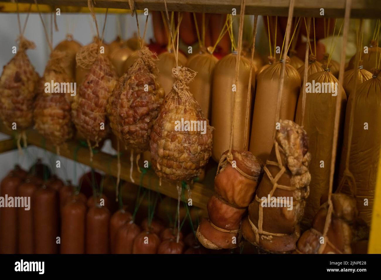 Fleisch- und Wurstwaren im industriellen Kühlschrank. Fleischfabrik von landwirtschaftlichen Produkten. Stockfoto