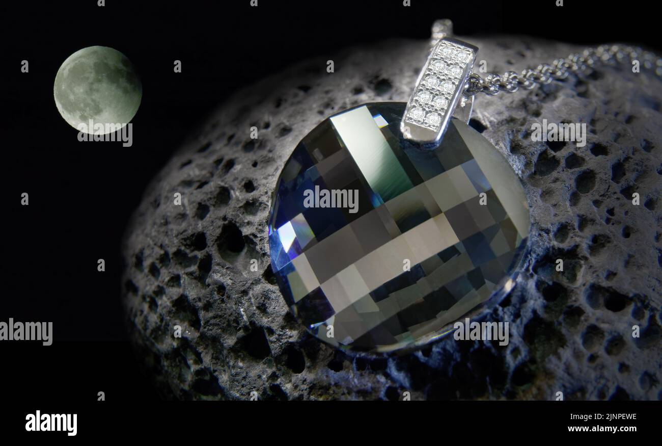 Schwarz / silberfarbig, runder Kristallanhänger. Hochwertiger Kostümschmuck. Stockfoto