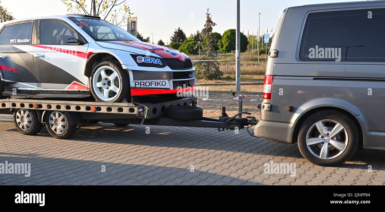 Danzig, Polen - 12. August 2022: Rennwagen auf Abschleppwagen für Notauto bewegen Stockfoto