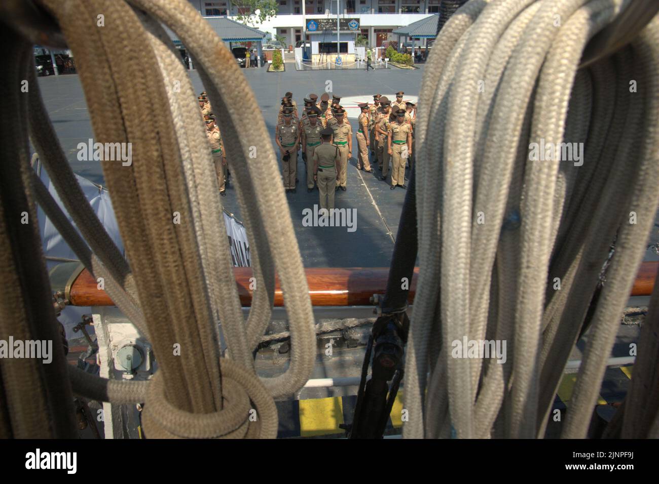 Kadetten und Offiziere der indonesischen Marine, die sich für ein Briefing vorbereiten, von KRI Dewaruci (Dewa Ruci) aus gesehen, einem indonesischen Hochschiff, da der Barquentin-Schoner für öffentliche Besucher am Kolinlamil-Hafen (Navy Harbour) in Tanjung Priok, Nord-Jakarta, Jakarta, Indonesien, geöffnet wird. Stockfoto