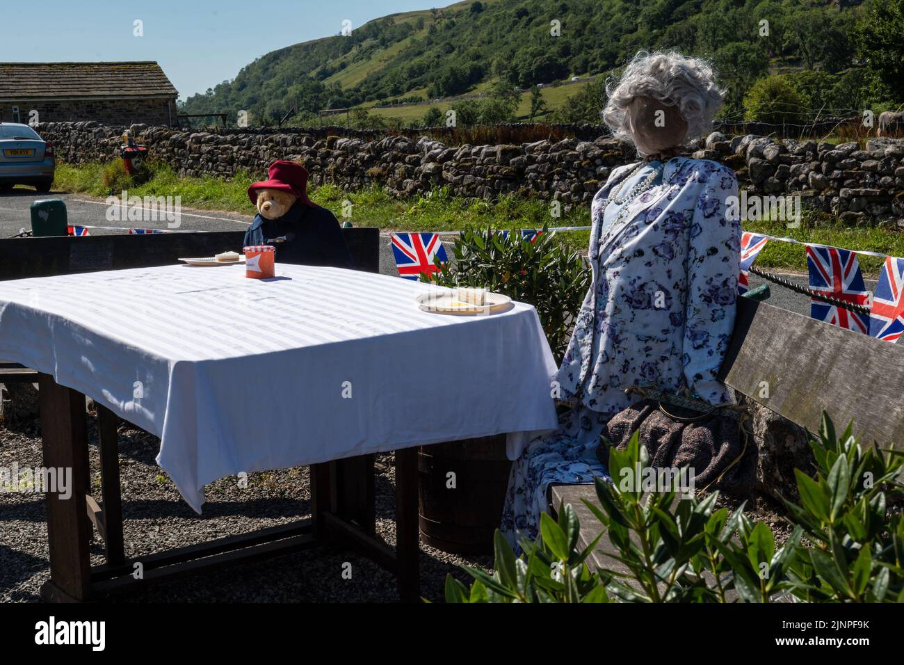 Kettlewell Scarecrow Festival (13.. August 2022.) in den Yorkshire Dales. Ein jährliches Ereignis mit Vogelscheuchen, die von Dorfbewohnern gemacht wurden. Stockfoto