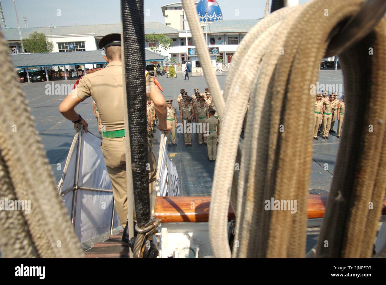 Kadetten und Offiziere der indonesischen Marine, die sich für ein Briefing vorbereiten, von KRI Dewaruci (Dewa Ruci) aus gesehen, einem indonesischen Hochschiff, da der Barquentin-Schoner für öffentliche Besucher am Kolinlamil-Hafen (Navy Harbour) in Tanjung Priok, Nord-Jakarta, Jakarta, Indonesien, geöffnet wird. Stockfoto