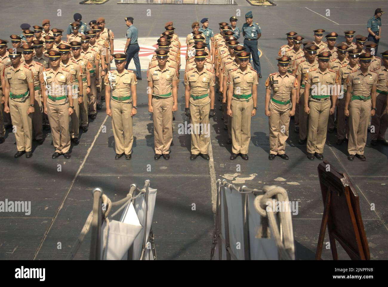 Kadetten und Offiziere der indonesischen Marine stehen für ein Briefing an, fotografiert von KRI Dewaruci (Dewa Ruci), einem indonesischen Hochschiff, da der Barquentin-Schoner für öffentliche Besucher am Kolinlamil-Hafen (Navy Harbour) in Tanjung Priok, Nord-Jakarta, Jakarta, Indonesien, geöffnet wird. Stockfoto