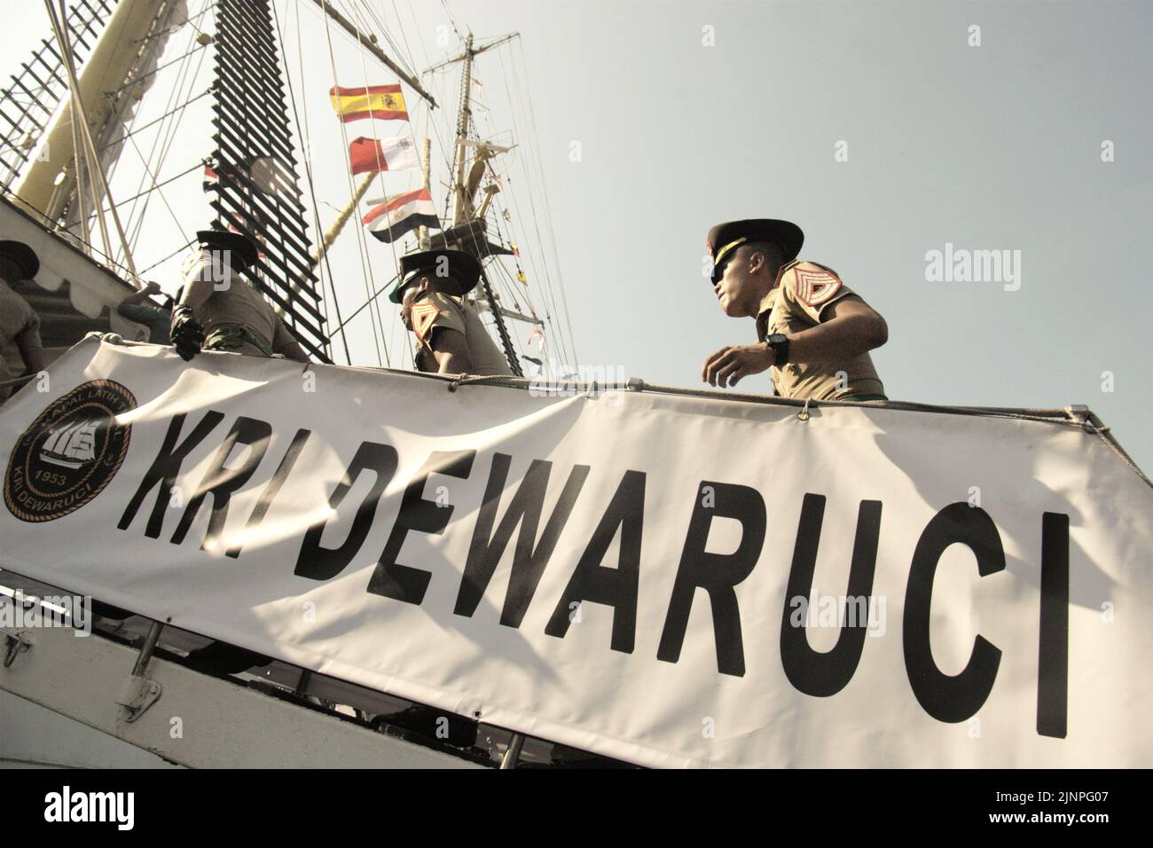 Die Kadetten der indonesischen Marine gehen die Leiter des indonesischen Hochschiffs KRI Dewaruci (Dewa Ruci) hoch, da der Barquentin-Schoner für Besucher am Kolinlamil-Hafen in Tanjung Priok, Nord-Jakarta, Jakarta, Indonesien, geöffnet wird. Stockfoto