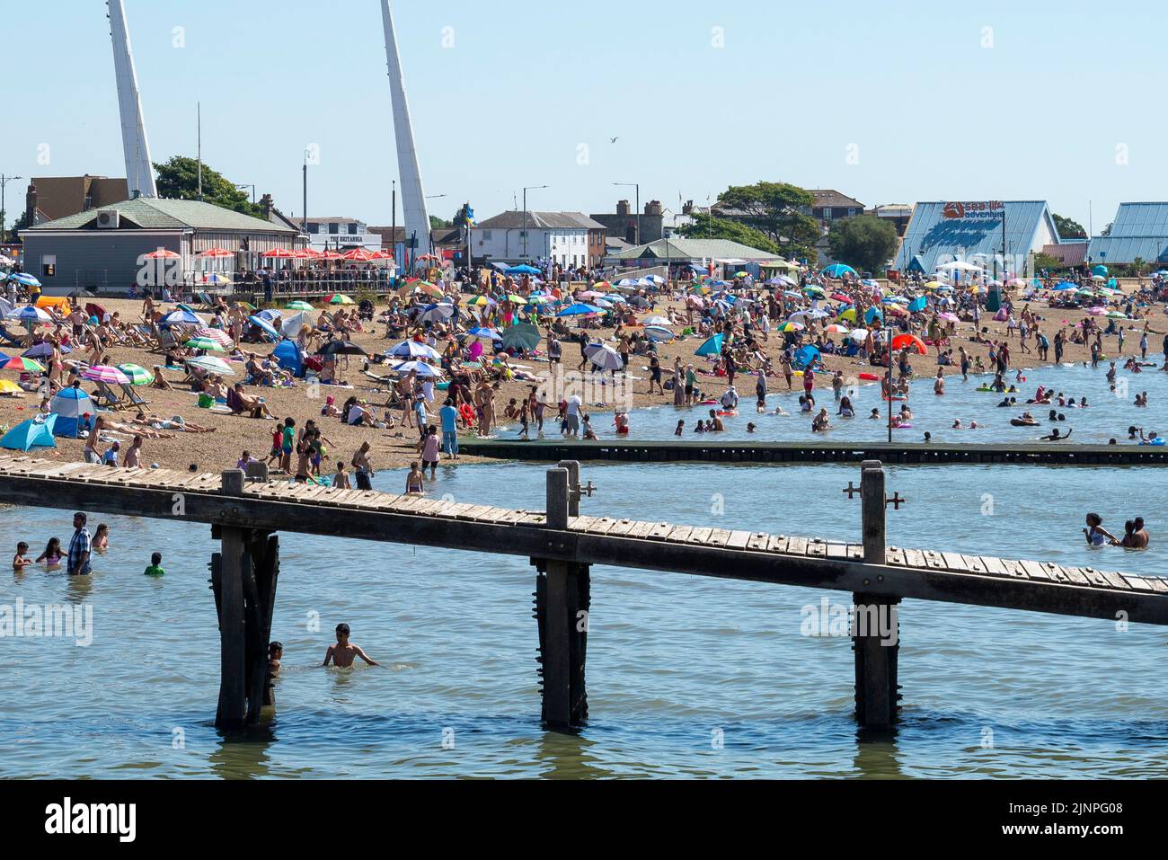 Southend on Sea, Essex, Großbritannien. 13. August 2022. Das heiße Wetter hat sich in der neuen Stadt Southend on Sea fortgesetzt, und viele Menschen fahren zum Resort, um sich am Meer abzukühlen. Der Strand ist voll Stockfoto