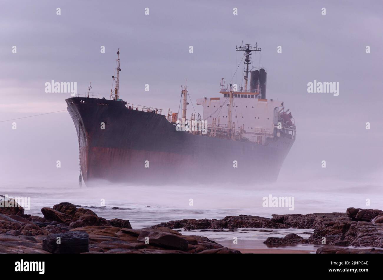 Beachtes Handelsschiff, Sheffield Beach. Stockfoto