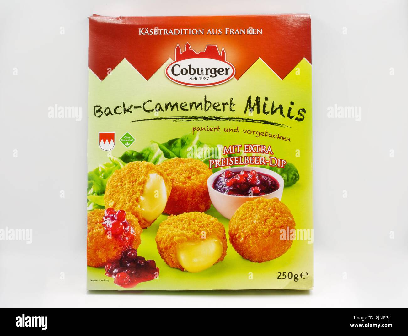 Kiew, Ukraine - Mai 08,2021: Studioaufnahmen von vorgebackenen Coburger Halbzeugen zum Kochen von Camembert minis, paniert mit Cranberry Dip Pac Stockfoto