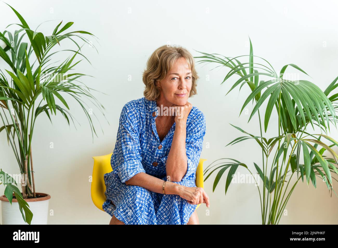 Schöne reife ältere Frau zu Hause, häusliches Leben und Freizeit Momente - 50-60 Jahre alt hübsche weibliche Erwachsene Porträt, Konzept über gesunde Lebensfreude Stockfoto
