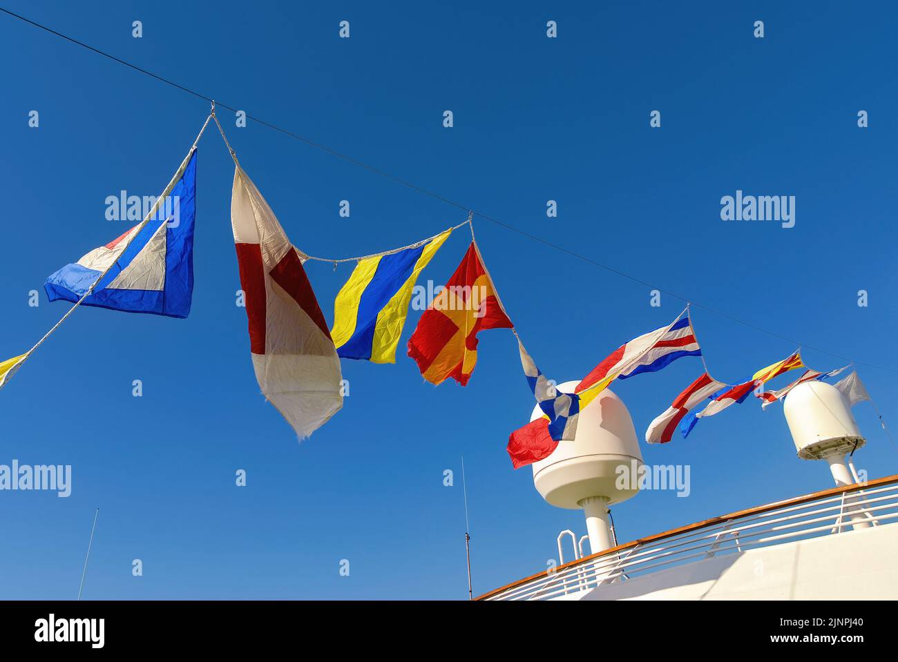 Dress ship ist ein nautischer Begriff für die Dekoration eines Schiffes mit internationalen Seezeichen-Flaggen, um einen besonderen Anlass zu markieren. Stockfoto