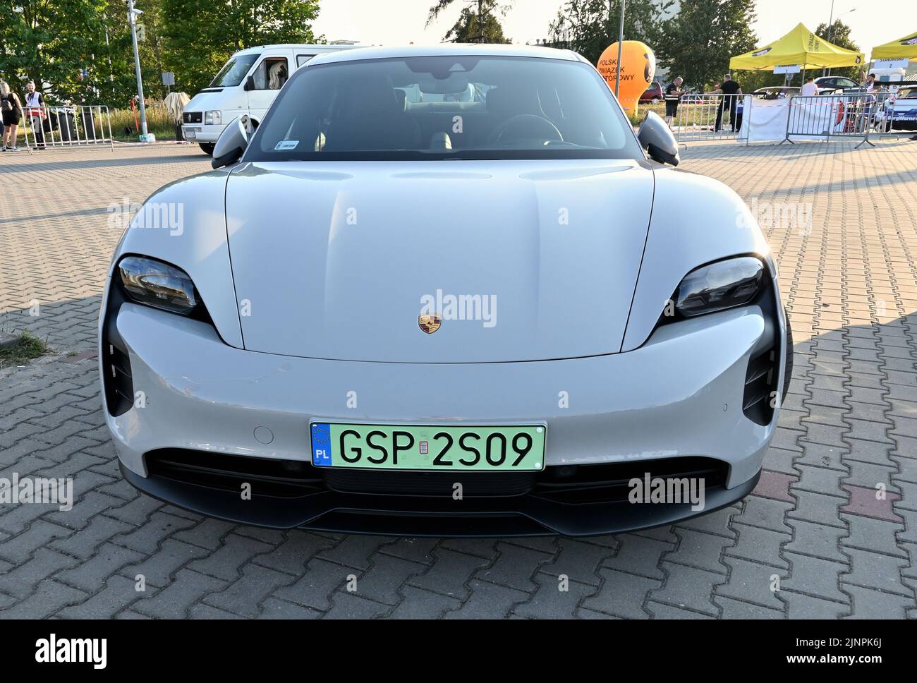 Danzig, Polen - 12. August 2022: Elektrischer Porsche Taycan GTS auf der Stadtstraße Stockfoto