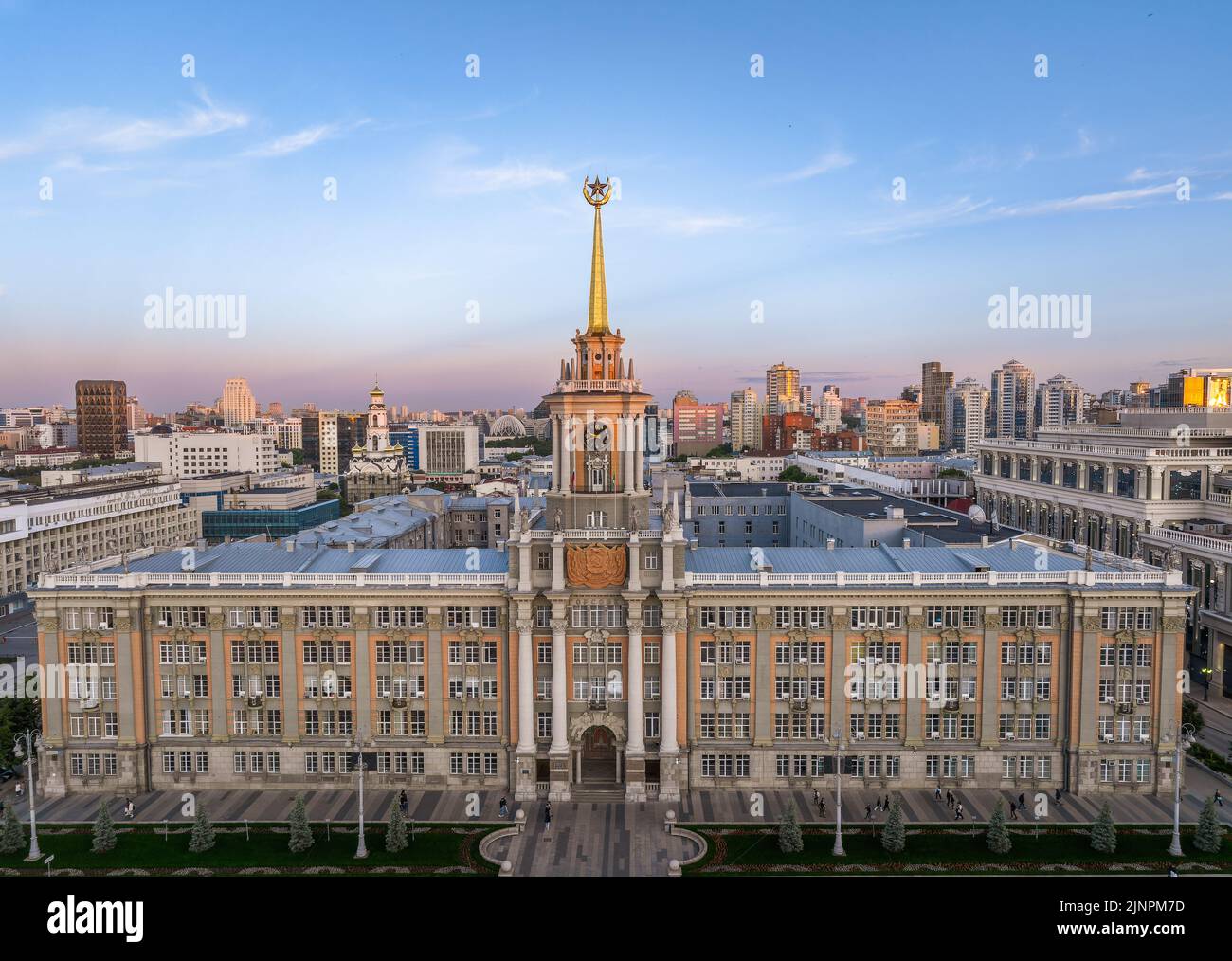 Jekaterinburg Stadtverwaltung oder Rathaus und zentraler Platz am Sommerabend. Abendstadt im Sommer Sonnenuntergang, Luftblick. Blick von oben auf die Stadt Stockfoto