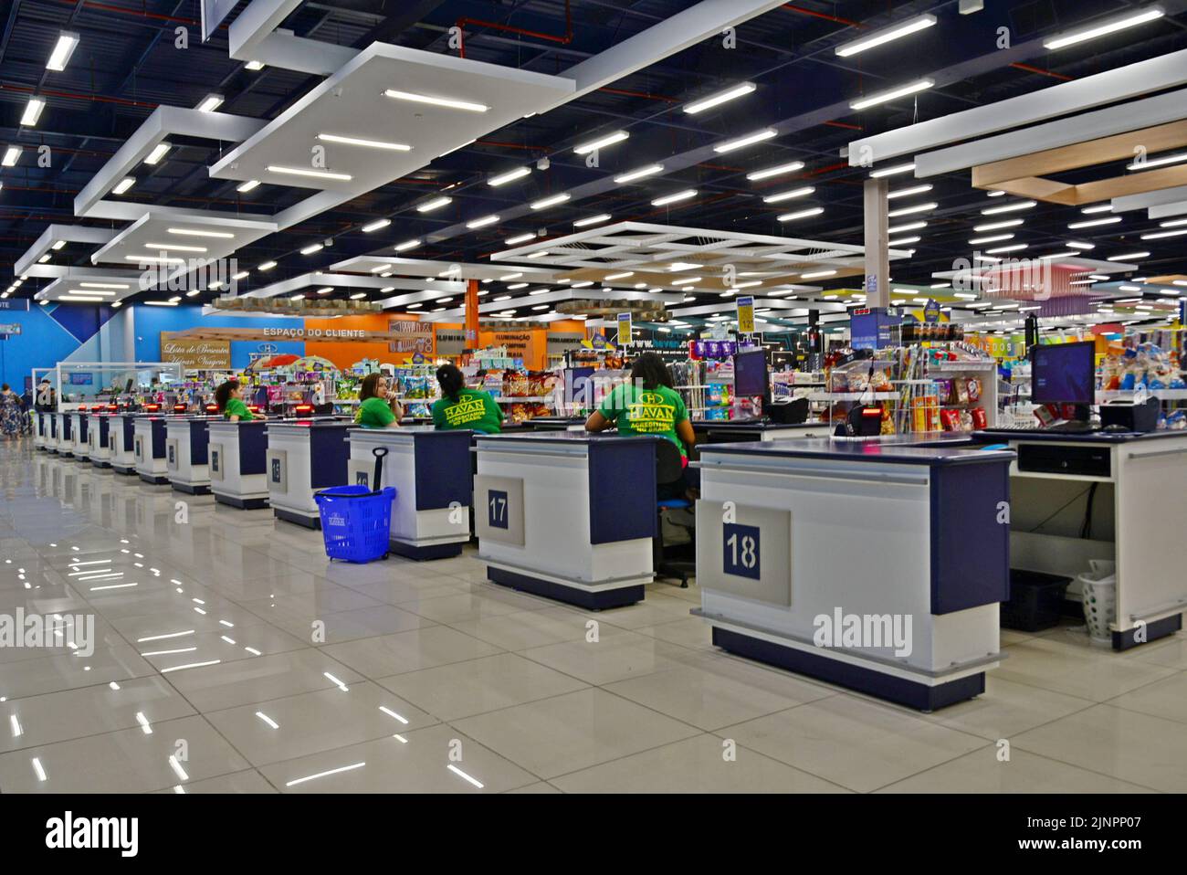 Marília, São Paulo, Brasilien, - 25. Juli 2022: Arbeiter an einem Wochenende im Checkout-Bereich, Geschäft am Wochenende geöffnet, keine KundenKaufhaus in Br Stockfoto
