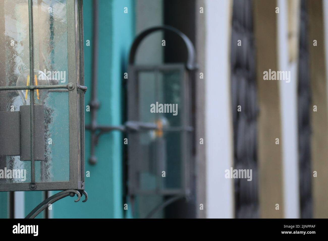 Energiesparende zweiphasige Glühlampe in einer Außenleuchte Stockfoto