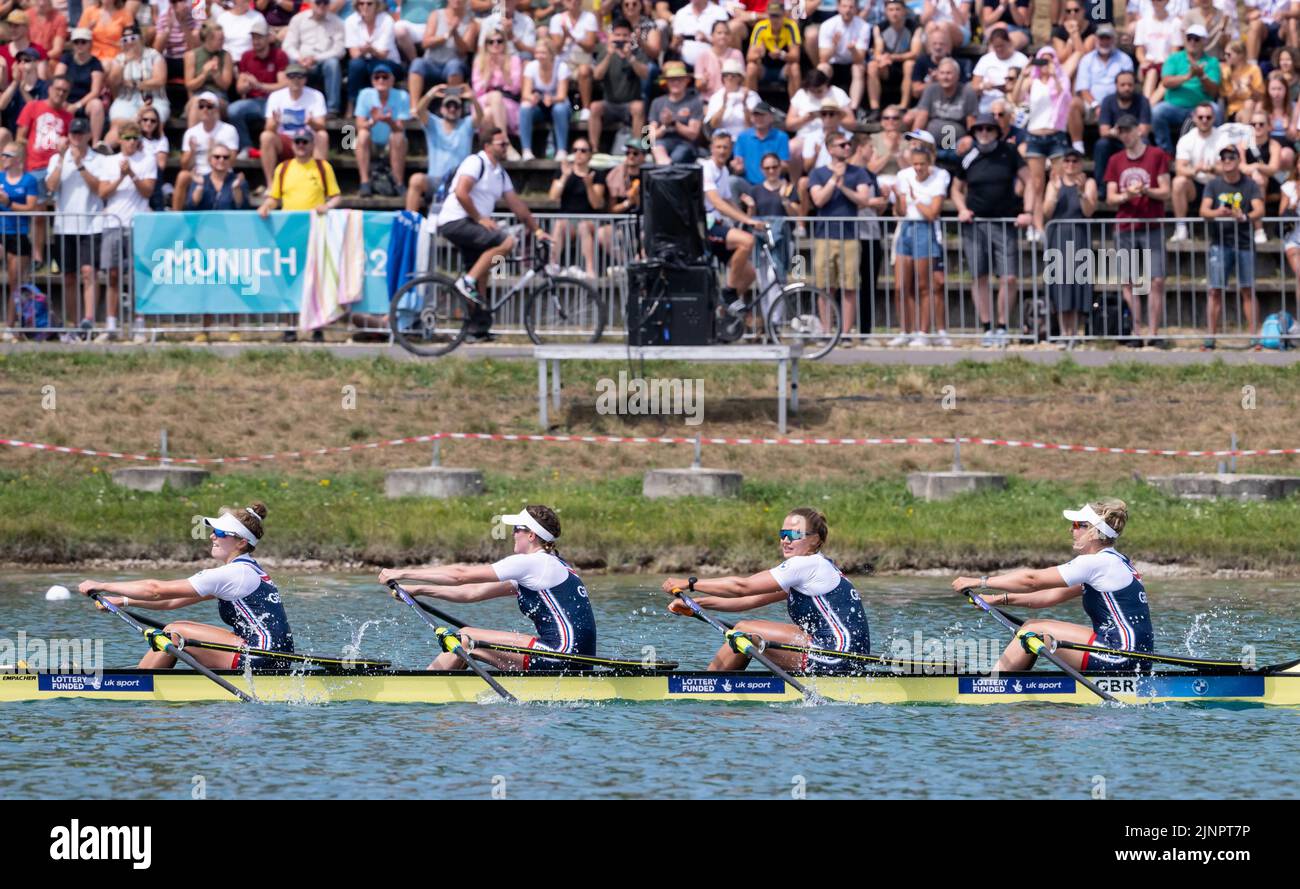 München, Deutschland. 13. August 2022. Europameisterschaften, Europameisterschaft, Rudern, Doppel-vier, Frauen, Finale, auf der olympischen Regatta-Anlage Oberschleißheim. Das Team aus Großbritannien (Jessica Marie Leyden, Lola Anderson, Georgina Megan Brayshaw, Lucy Glover) in Aktion. Quelle: Sven Hoppe/dpa/Alamy Live News Stockfoto